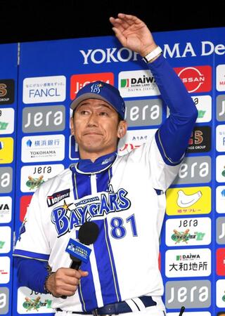 　ＣＳファイナル進出を決め、歓声に手を上げて応える三浦監督（撮影・佐藤厚）