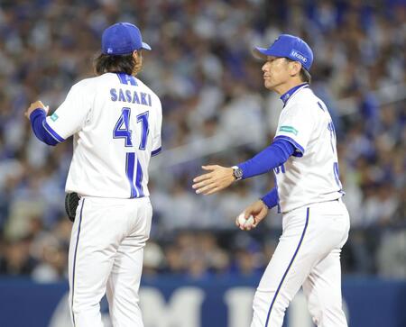 　１１回、佐々木（左）に交代を告げる三浦監督（撮影・西岡正）