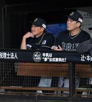 　４回、郡司の左越えソロに唇をかむ岸田監督（左）＝撮影・伊藤笙子