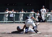 　１回、広島商の右翼手・名越貴徳が本塁へ好返球し、山陽の二走・東山空汰郎がタッチアウトになる（撮影・市尻達拡）