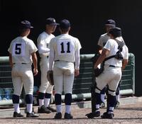 　６回の攻撃前、ナインに指示を出す広島商・荒谷忠勝監督（撮影・市尻達拡）