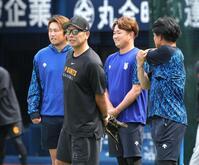 　阿部監督（左から２人目）と話す（左から）堀岡、石田裕、神里（撮影・西岡正）