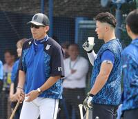 　試合前練習で三浦監督（左）と話す牧（撮影・西岡正）