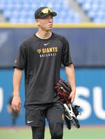 　外野での練習を終えてベンチへ向かう戸郷（撮影・西岡正）