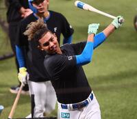 　打撃練習をする水谷（撮影・中島達哉）