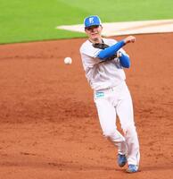 　ノックを受ける郡司（撮影・中島達哉）