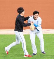 　試合前、宮西（左）とじゃれ合う清宮幸（撮影・中島達哉）