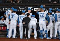 　試合前の円陣で声出しする清宮幸（中央）＝撮影・伊藤笙子