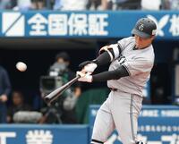 　１回、右越えに先制ソロを放つ佐々木（撮影・西岡正）