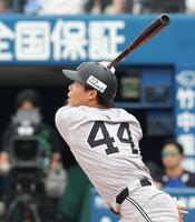 　１回、右越えに先制ソロを放つ佐々木（撮影・西岡正）