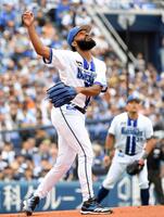 　１回、佐々木に先頭打者本塁打を打たれ、打球を見上げるジャクソン（撮影・佐藤厚）