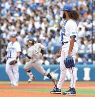 　１回、佐々木に先制ソロを浴びるジャクソン（撮影・西岡正）