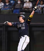 　２回、先制ソロを放つ杉本（撮影・中島達哉）