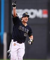 　２回、先制ソロを放ち、ベンチに向かってポーズをとる杉本（撮影・中島達哉）