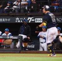 　２回、杉本（右）に先制ソロを浴び、打球を見つめる新庄監督（中央）＝撮影・中島達哉