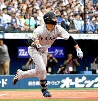 　１回、中山は右越えに３ランを放つ（撮影・佐藤厚）