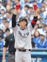 　１回、適時打を放ち、ベンチへ向かって両手を上げる戸郷（撮影・西岡正）