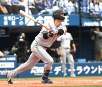 　１回、中山は右越えに３ランを放つ（撮影・佐藤厚）