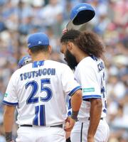 　１回、５失点し、うなだれるジャクソン（右）＝撮影・西岡正