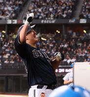 　２回、先制ソロを放ち、昇天ポーズをとる杉本（撮影・中島達哉）