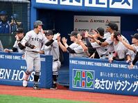 　１回、先頭打者本塁打を放った佐々木を迎える巨人ナイン