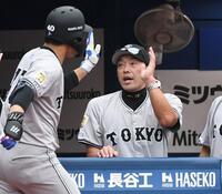 　１回、３ランを放った中山（左）を迎える阿部監督（撮影・佐藤厚）