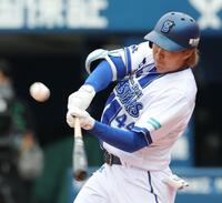 　１回、左越えに同点３ランを放つ石上（撮影・西岡正）