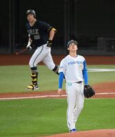 　２回、杉本（奥）に先制ソロを浴びた北山（撮影・伊藤笙子）