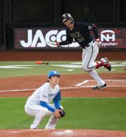 　３回、北山（手前）から勝ち越しとなる左越え３ランを放つ紅林（撮影・伊藤笙子）