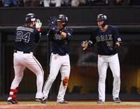　３回、勝ち越し３ランを放ち、若月（中央）らナインに迎えられる紅林（左）＝撮影・中島達哉