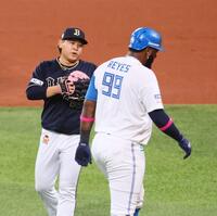 　１回、レイエス（右）と言葉を交わす？宮城（撮影・中島達哉）