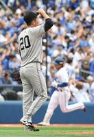 　１回、石上（右）に同点３ランを打たれ、ぼう然とする戸郷（撮影・佐藤厚）