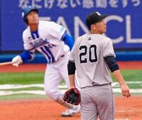 　１回、石上（奥）に同点３ランを浴びた戸郷