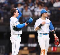 　６回、杉本に死球を与え、謝罪する金村（左）＝撮影・中島達哉