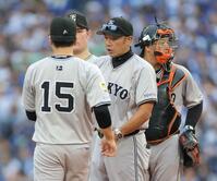 　７回、大勢（左）にマウンドを託す阿部監督（中央）＝撮影・西岡正