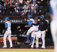 　８回、レイエスが逆転打を放ち、わき上がる新庄監督（右）ら日本ハムナイン（撮影・中島達哉）
