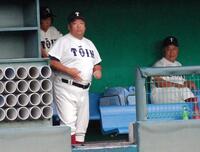 　ベンチで指揮を執る大阪桐蔭・西谷監督