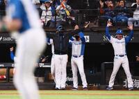 　８回、レイエスが逆転打を放ち、わき上がる新庄監督（中央）ら日本ハムナイン（撮影・中島達哉）