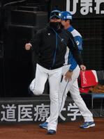 　８回、レイエスの逆転２点打に大喜びの新庄監督（撮影・伊藤笙子）