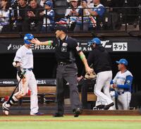　８回、球審に制止され、ベンチに戻る新庄監督（右から２人目）ら（撮影・中島達哉）