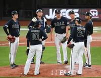 　８回、レイエスに逆転２点打を浴びた岩崎（中央）を降板させる岸田監督（右から３人目）＝撮影・伊藤笙子