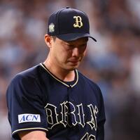 　８回、逆転を許し、ベンチに下がる岩崎（撮影・中島達哉）