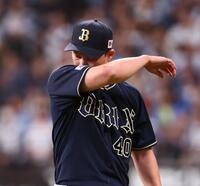 　８回、逆転を許し、ベンチに下がる岩崎（撮影・中島達哉）