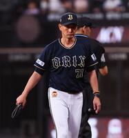 　８回、選手交代を告げる岸田監督（撮影・中島達哉）