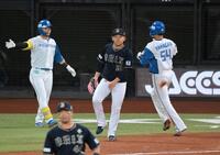 　２回、水谷に同点適時打を浴びた宮城（中央）＝撮影・伊藤笙子