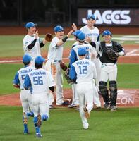 　逆転勝ちでＣＳファイナル進出を決めた日本ハムナイン（撮影・伊藤笙子）