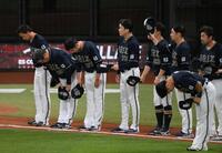 　連敗でＣＳファイナル進出を逃し、スタンドへ頭を下げる岸田監督（左）らオリックスナイン（撮影・伊藤笙子）