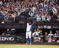 　８回、逆転打を放ち、球場内をあおるレイエス（中央）（撮影・中島達哉）