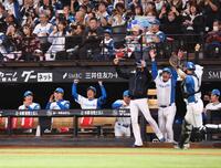 　オリックスに逆転勝ちしＣＳファイナル進出を決め、わき上がる新庄監督（中央右）ら日本ハムベンチ（撮影・中島達哉）