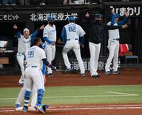 　８回、レイエスの逆転２点適時打に喜ぶ新庄監督（右から２人目）＝撮影・伊藤笙子